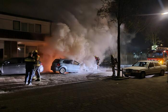 Veel rook bij brand in geparkeerde auto