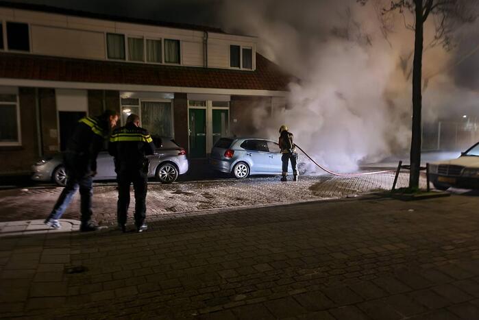 Veel rook bij brand in geparkeerde auto