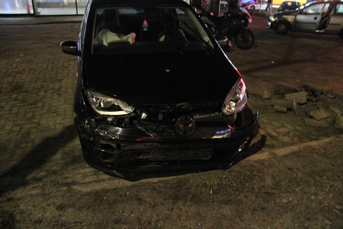 Twee auto's botsen op elkaar