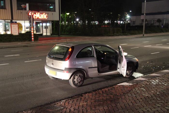 Twee auto's botsen op elkaar