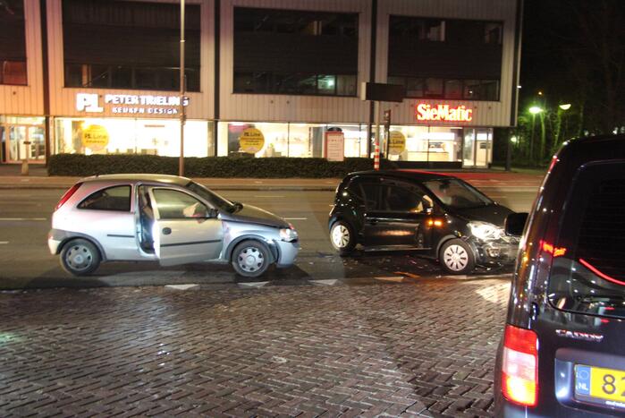 Twee auto's botsen op elkaar