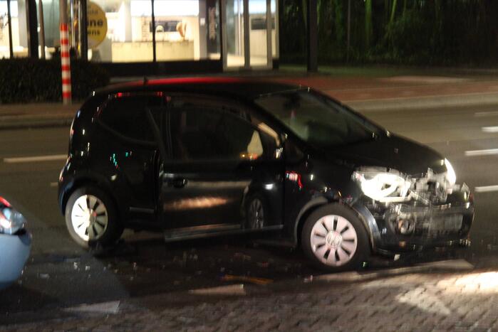 Twee auto's botsen op elkaar