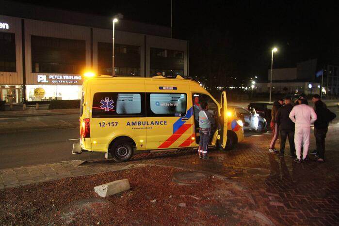 Twee auto's botsen op elkaar