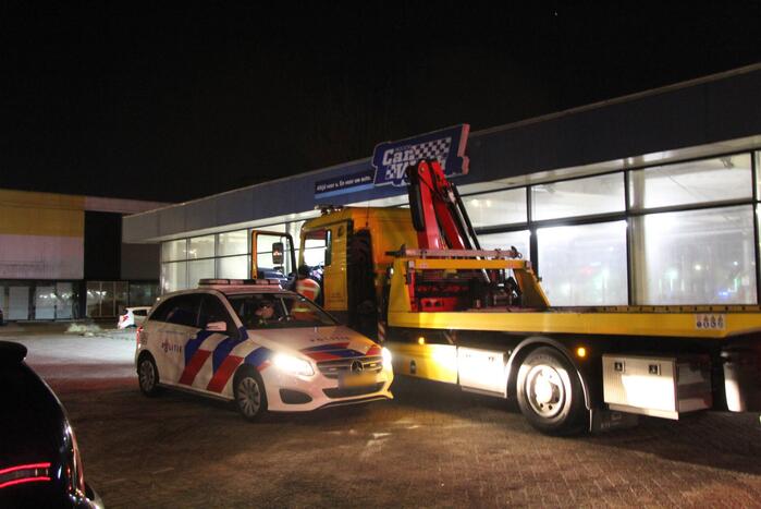 Twee auto's botsen op elkaar
