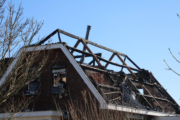 Schade na uitslaande brand bij daglicht goed zichtbaar