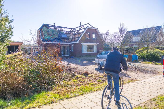 Schade na uitslaande brand bij daglicht goed zichtbaar
