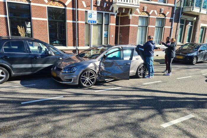 Auto en bestelbus beschadigd na ongeval