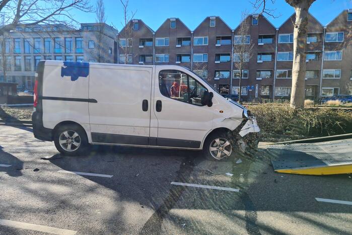 Auto en bestelbus beschadigd na ongeval