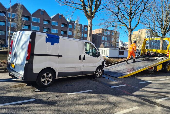 Auto en bestelbus beschadigd na ongeval