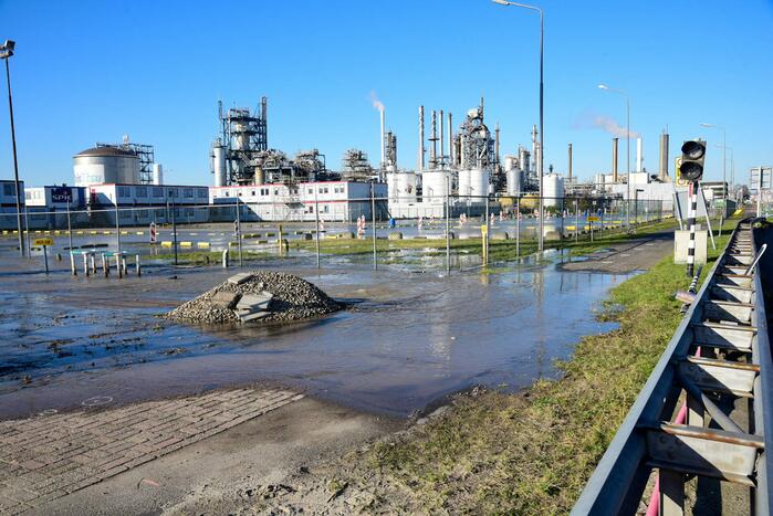 Waterballet op terrein van chemisch bedrijf