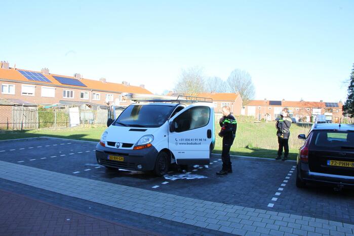 Politie blust brand in bestelbus