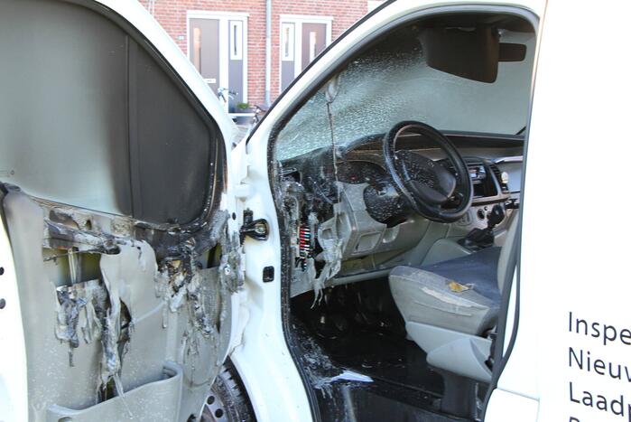 Politie blust brand in bestelbus