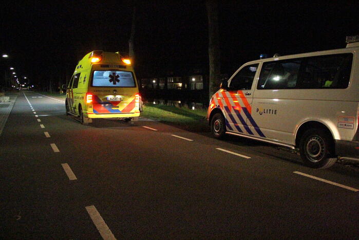 Carnavalsvierder valt in het water tijdens plasje plegen
