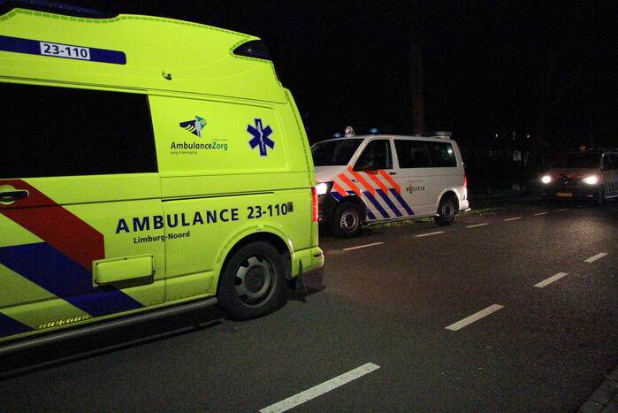 Carnavalsvierder valt in het water tijdens plasje plegen