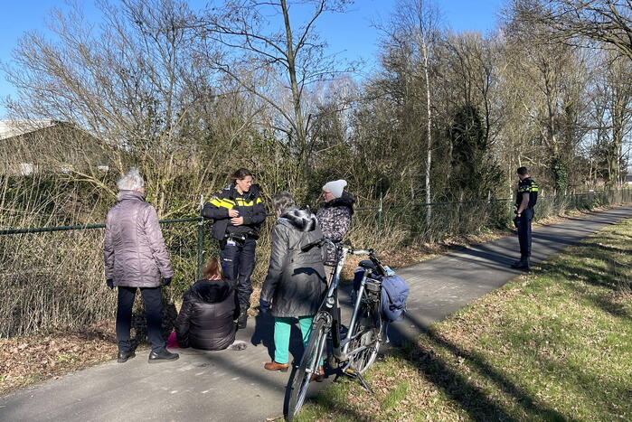 Wielrenners botsen op fietster en gaan ervandoor
