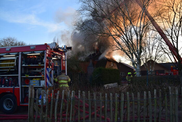 Rietendak woning in brand