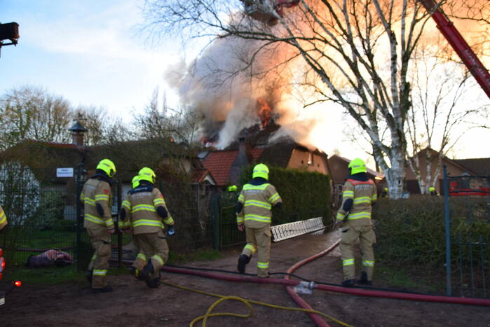 Rietendak woning in brand