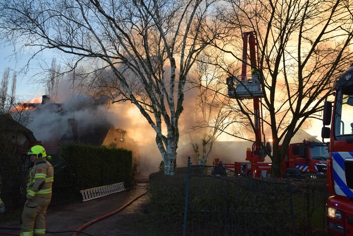 Rietendak woning in brand