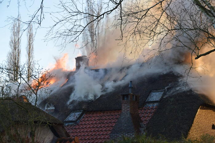 Rietendak woning in brand