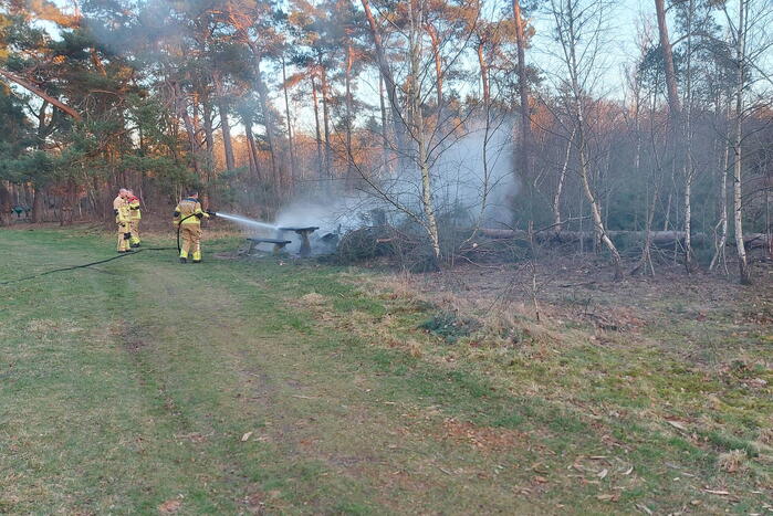 Picknicktafel volledig in brand