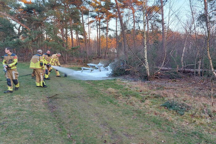 Picknicktafel volledig in brand