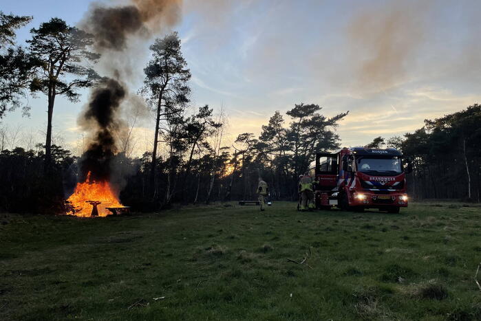 Picknicktafel volledig in brand