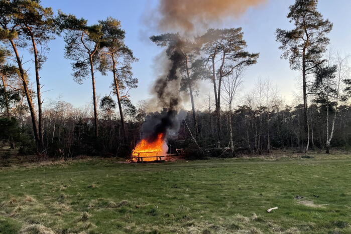 Picknicktafel volledig in brand
