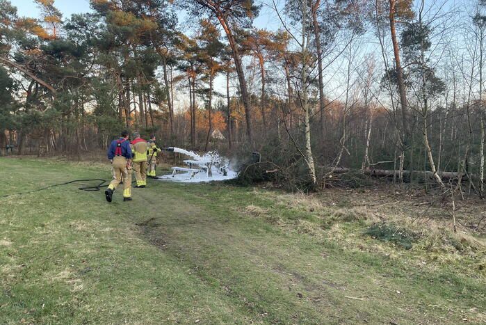 Picknicktafel volledig in brand