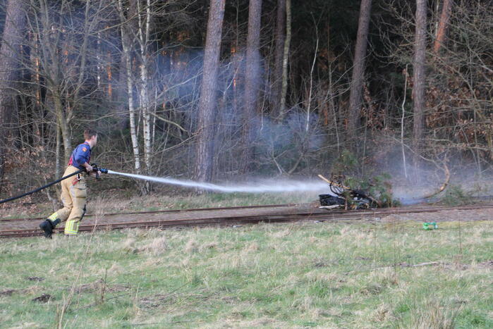 Picknicktafel volledig in brand