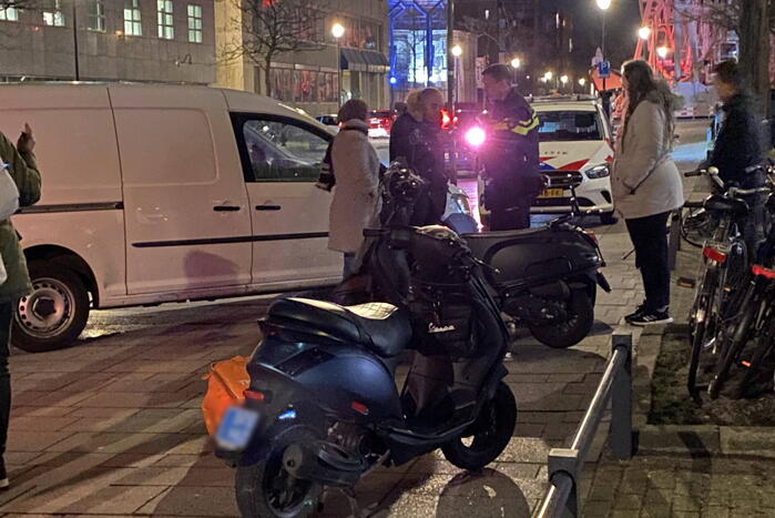 Scooterrijder gewond bij botsing met bestelbus