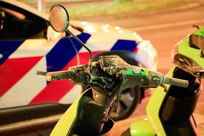 Politie blust beginnende scooterbrand van GO Sharing