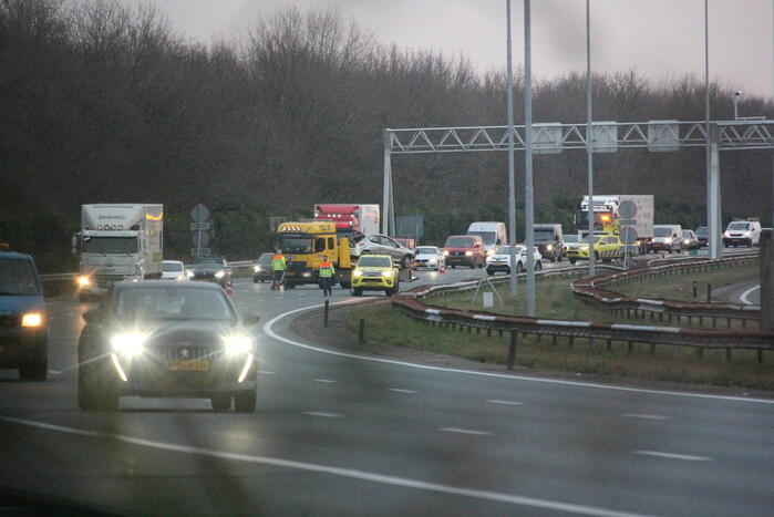 Twee rijstroken afgesloten door verkeersongeval op snelweg