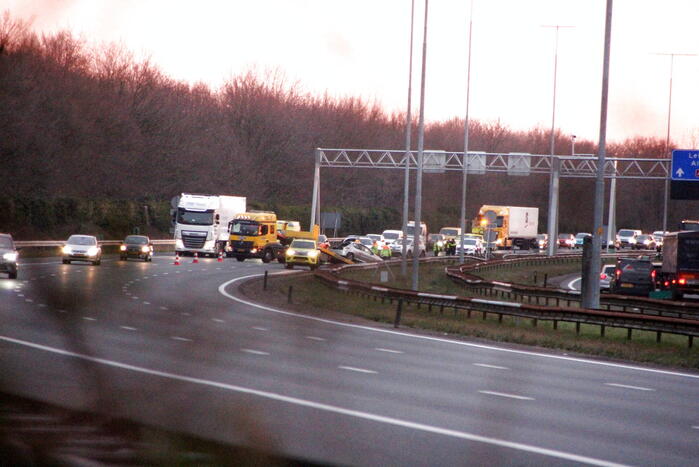 Twee rijstroken afgesloten door verkeersongeval op snelweg