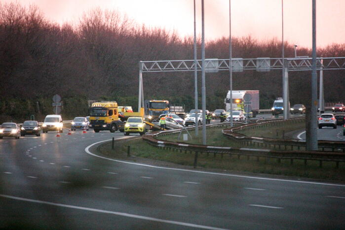 Twee rijstroken afgesloten door verkeersongeval op snelweg