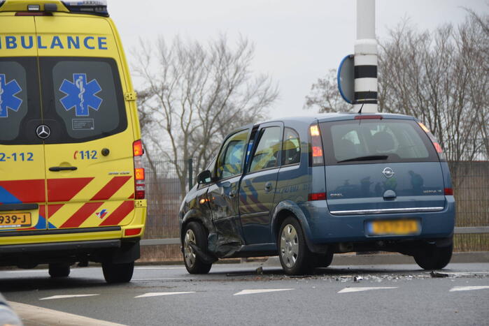 Veel schade na botsing tussen twee voertuigen