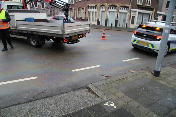 Meerdere mensen onderuit door lang oliespoor