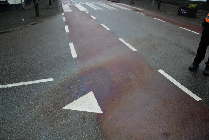 Meerdere mensen onderuit door lang oliespoor