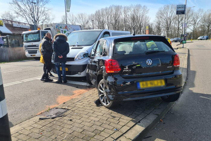 Flinke schade door botsing met drie voertuigen