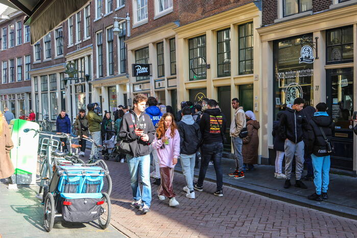 Enorme menigte voor meet-and-greet rapper Central Cee