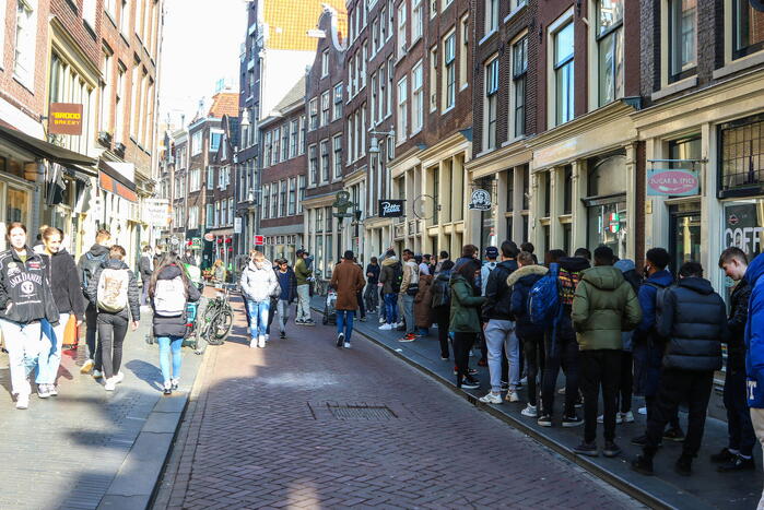 Enorme menigte voor meet-and-greet rapper Central Cee