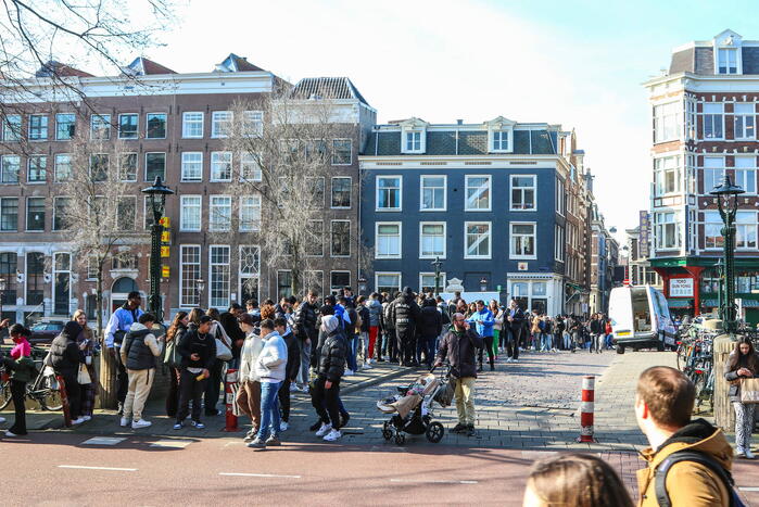 Enorme menigte voor meet-and-greet rapper Central Cee