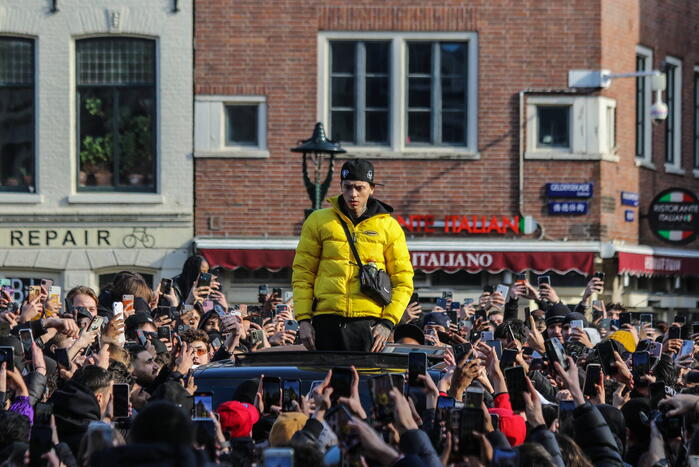 Enorme menigte voor meet-and-greet rapper Central Cee