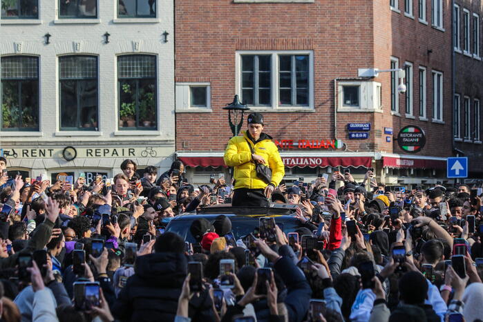 Enorme menigte voor meet-and-greet rapper Central Cee