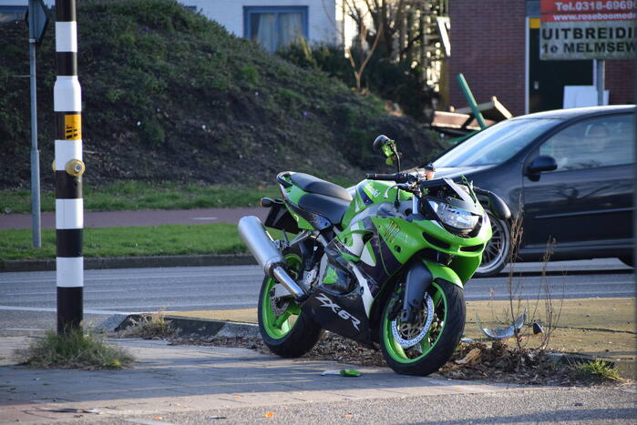 Motorrijder glijdt tegen lijkwagen