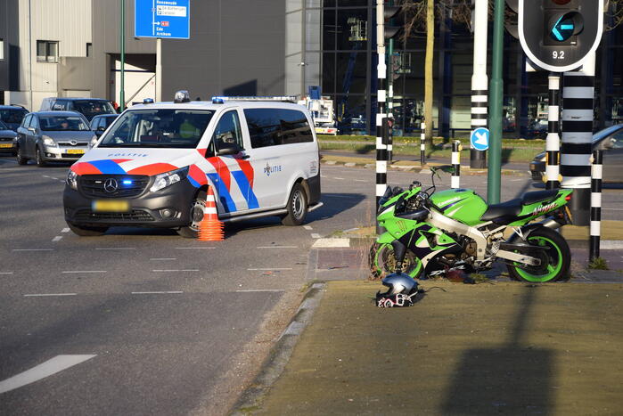 Motorrijder glijdt tegen lijkwagen
