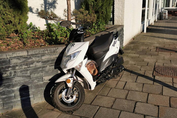 Afslaande automobilist ziet scooterrijder over het hoofd