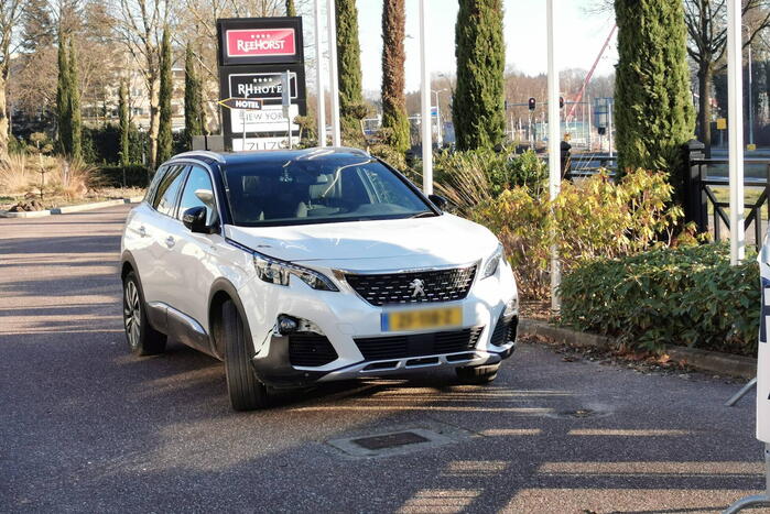 Afslaande automobilist ziet scooterrijder over het hoofd