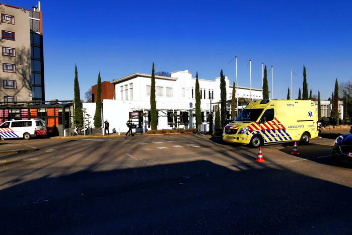 Afslaande automobilist ziet scooterrijder over het hoofd