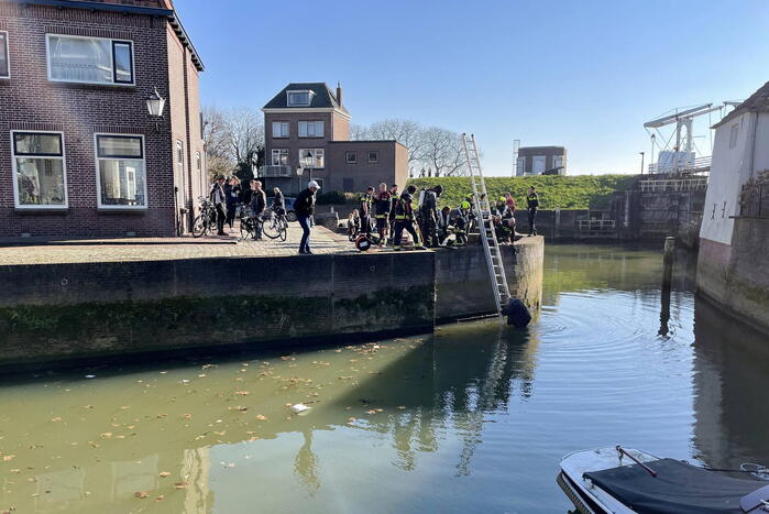 Man raakte te water en klimt zelf omhoog