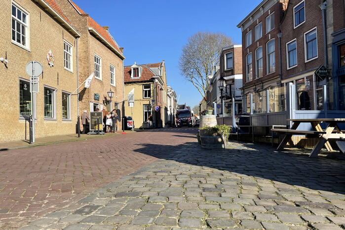 Man raakte te water en klimt zelf omhoog